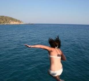 Sprung vom Boot ins Meer
