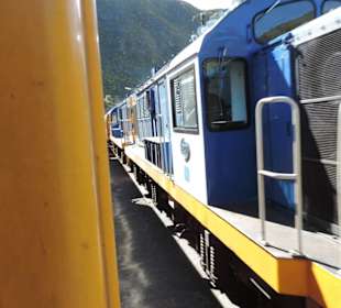 Gegenzug passiert den Bahnhof