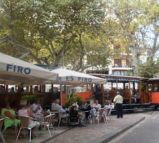 Kaffeepause in Soller mit Blick auf die Bahn.