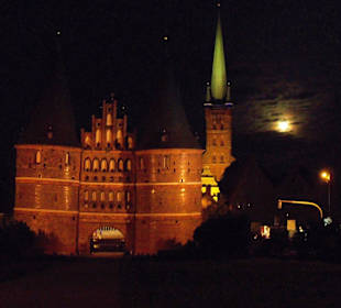 Holstentor bei Nacht