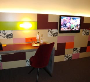 Schreibtisch und TV