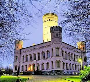 Das Jagdschloß Granitz mit dem Wirtshaus