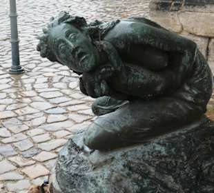 Die verzweifelt Mutter vor der Johanniskirche