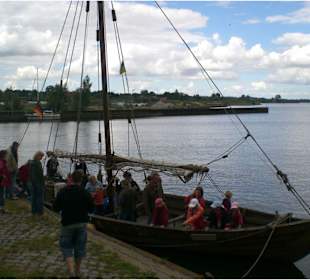 Ein Wikingerboot  am Hafen