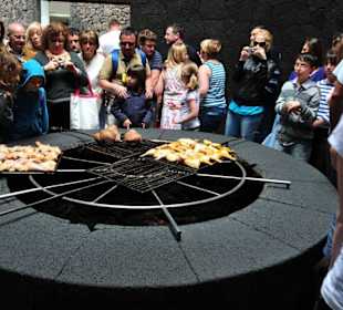 Grillen über einem Loch