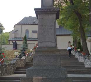 Krzyż przed kościołem