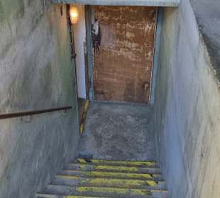 Eintritt zum Luftschutzraum