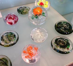 Im Museumsshop der Glashütte Gernheim