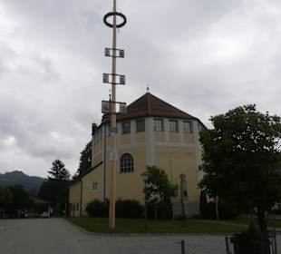 Maibaum, Kirche, Marktplatz