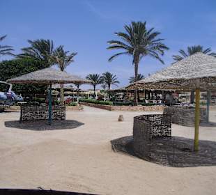 Schattenspender am Strand von Sharm EL Naga