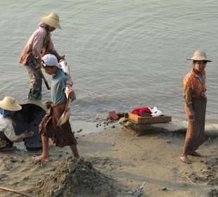 Menschen am Ayeyarwady-Fluss
