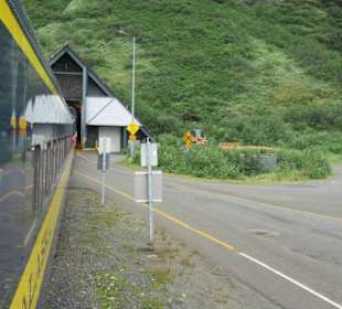 Tunnel für Autos und den Zug