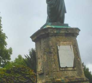 Schwarze Madonna im Park.