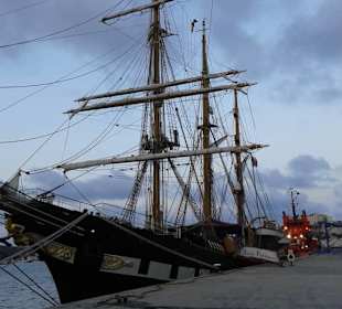 Schiff im Hafen Maó