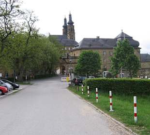 Gesamtansicht von Kloster Banz vom Parkpatz aus