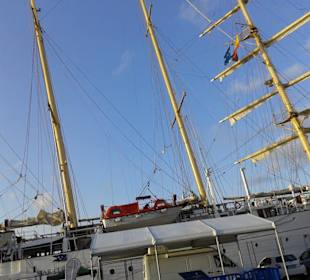Schiff im Hafen Maó