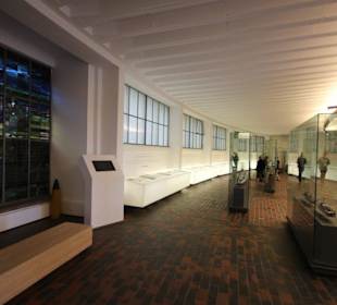 Modelle in der historischen Halle