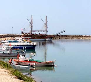 Hafen von Evrenseki mit Piratenschiff