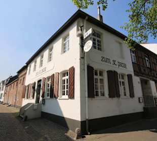 Straßen und Gebäude in Zons