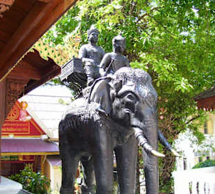 statue