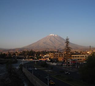 El Misti von einer Brücke Nähe Plaza de Armas