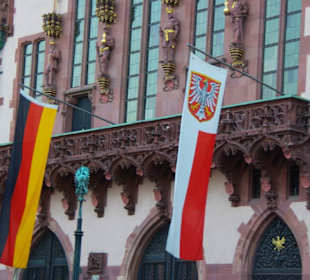 Am Rathaus die Fahnen