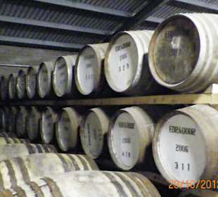 Whiskyfässer in der Destillery
