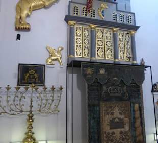 Im Raum mit Ausstattungen einer Synagoge