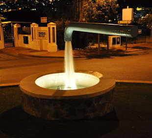 Witziger Brunnen im Kreisverkehr vor dem "Pueblo"