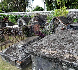 Rundgang über den alten Friedhof am Meer