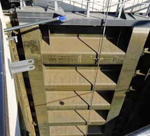 Das Tor der Schleuse fällt trocken