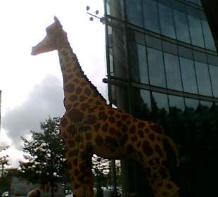 Giraffe aus Lego vor Sony-Gebäude