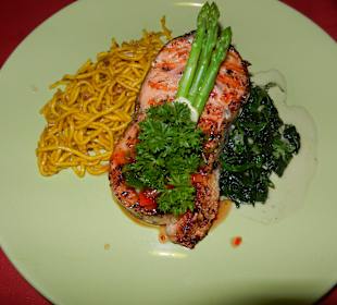 Lachs mit gelben Nudel und Spargel