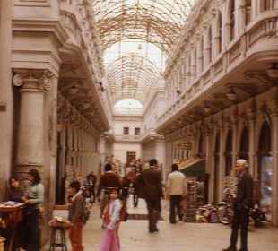 Das Postgebäude mit dem Wandelgang