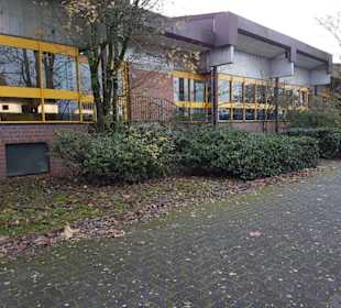 Seitenansicht Kanalseite mit Parkplätzen