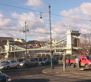 Die Kettenbrücke liegt direkt vor der Tür