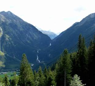 Die Wasserfälle aus der Ferne