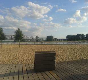 Rückenlehne auf dem Holzdeck 