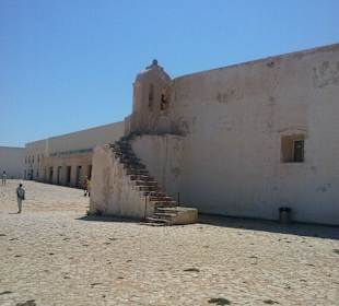 Hinter der Treppe ist das Cafe´