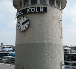 Der Pegel Köln am linken Rheinufer