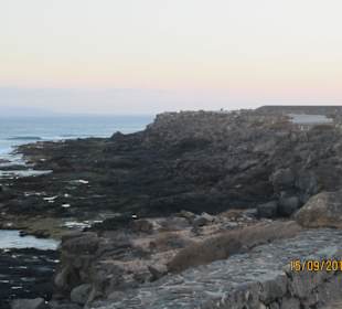Brzeg oceanu w pobliżu hotelu