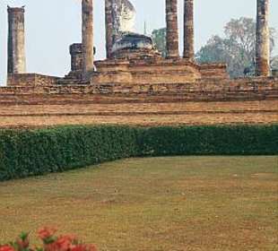 Sukhothai - die Ruinen von Wat Mahathat, eine Buddhastatue