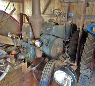 Landwirtschaftliche Geräte im Schuppen