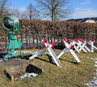 Fahrzeugsperren und Suchscheinwerfer