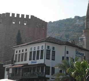 Turm mit Berg im Hintergrund