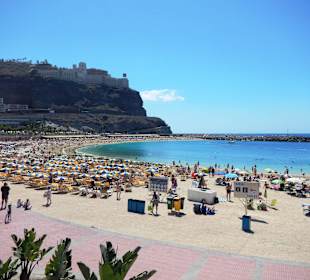 Der öffentliche Strand neben der Anlage