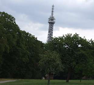 Der Turm im Hintergrund