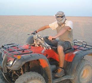 Auf dem Quad in der Wüste