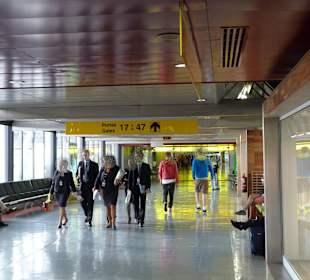 Terminal 1: Weg zu & an den Gates entlang