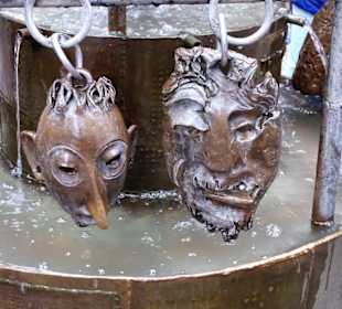Ansichten vom Puppenbrunnen in Aachen